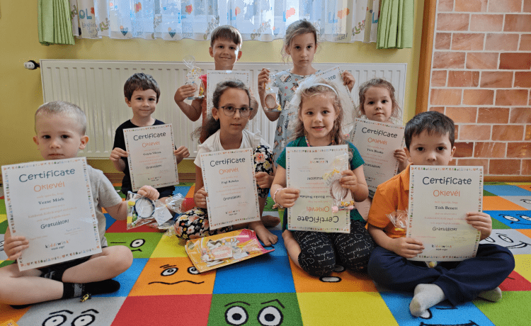 Vegyes korosztályú ovis gyerekek, akik sok ének, mondóka, körjáték és játék segítségével ismerkednek az angol nyelvvel. Célunk a színek, számok 1-20-ig, háziállatok és vadállatok, ruhák, hétköznapi cselekvések, ételek, évszakok témaköreihez kapcsolódó angol szavak, kifejezések elsajátítása angolul.